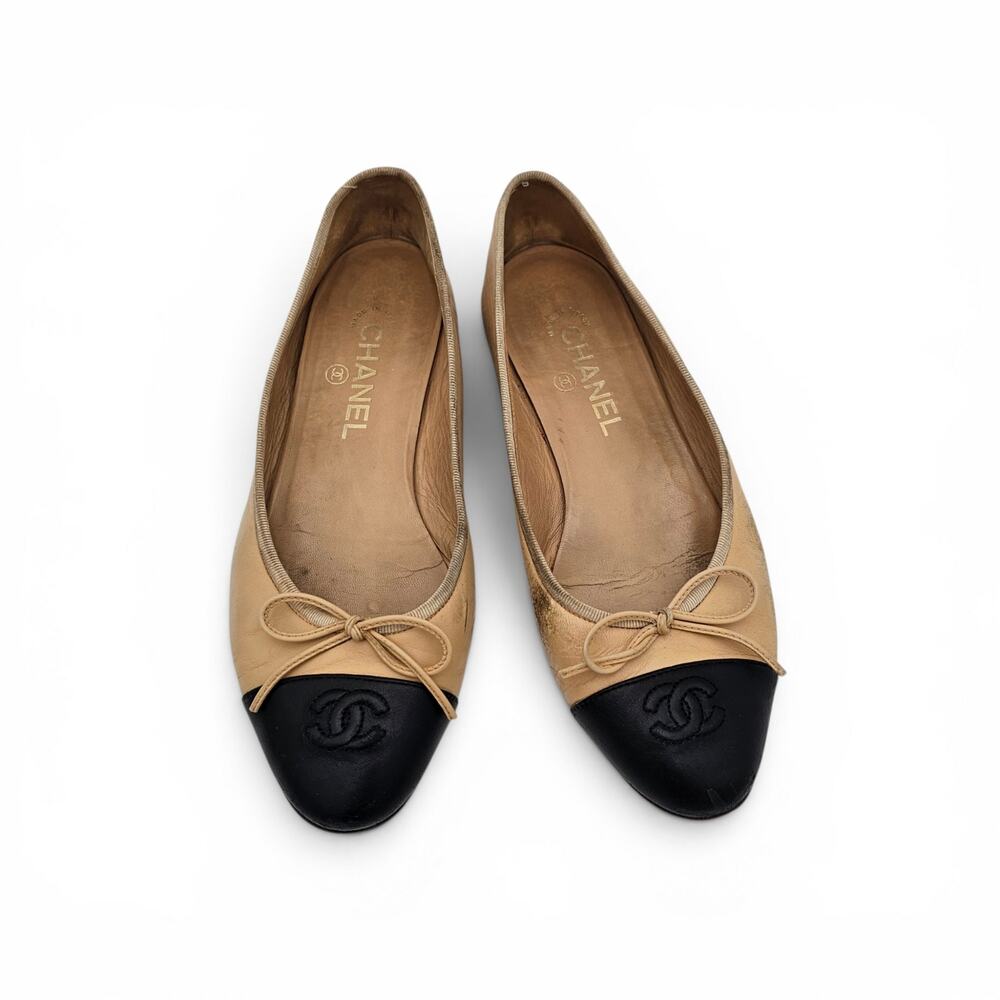 Chanel CC Cap Toe Ballet Flat Beige Tan Black Leather Slipper Size 38.5 7.5 8